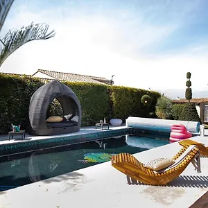 https://le-castelet-chateaurenard.fr-provencehotel.com